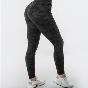 Alphalete women’s Camo jogger